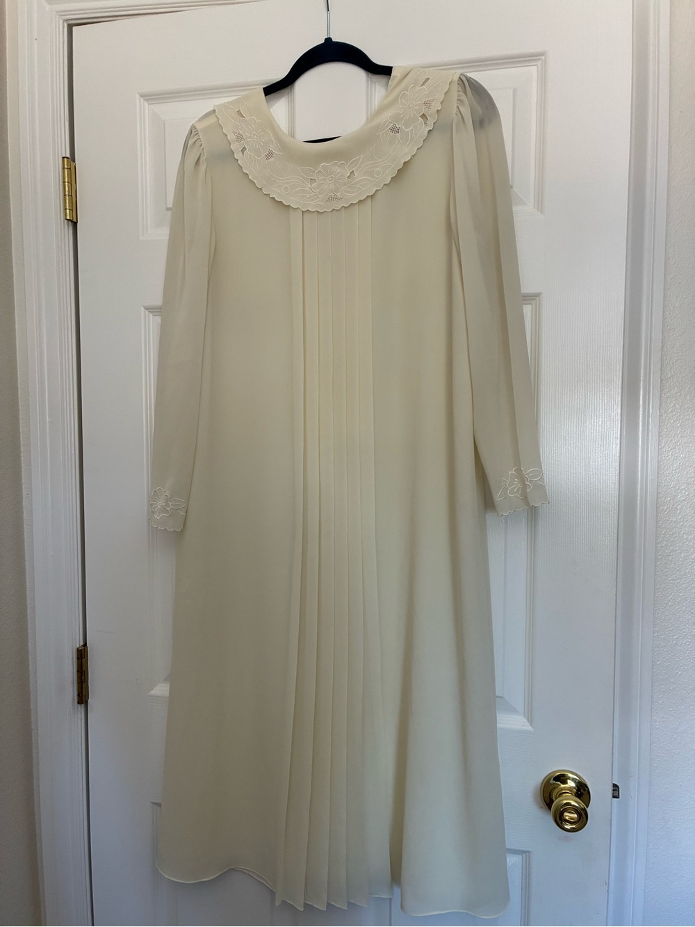 Vintage Cream Long-Sleeve Pleated Dress with Embroidered Collar